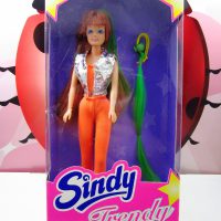SINDY TRENDY Doll Redhead Green 18664 Hasbro Giochi Preziosi Greek